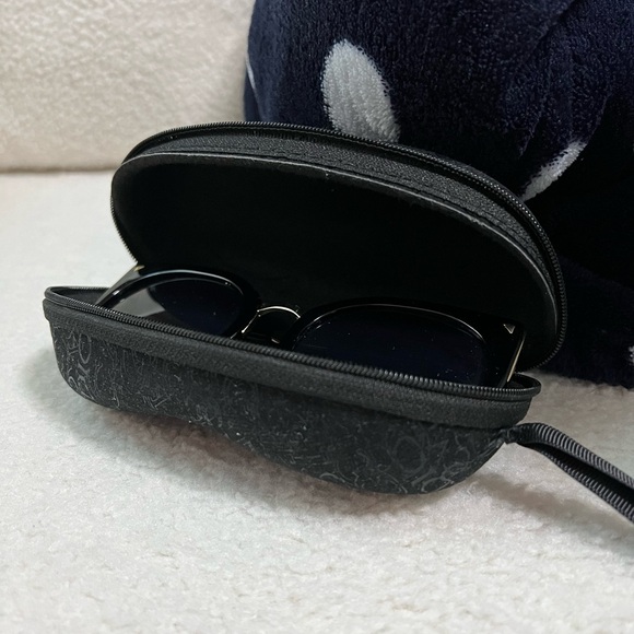 Black Cat Eye Sunglasses - Picture 3 of 4